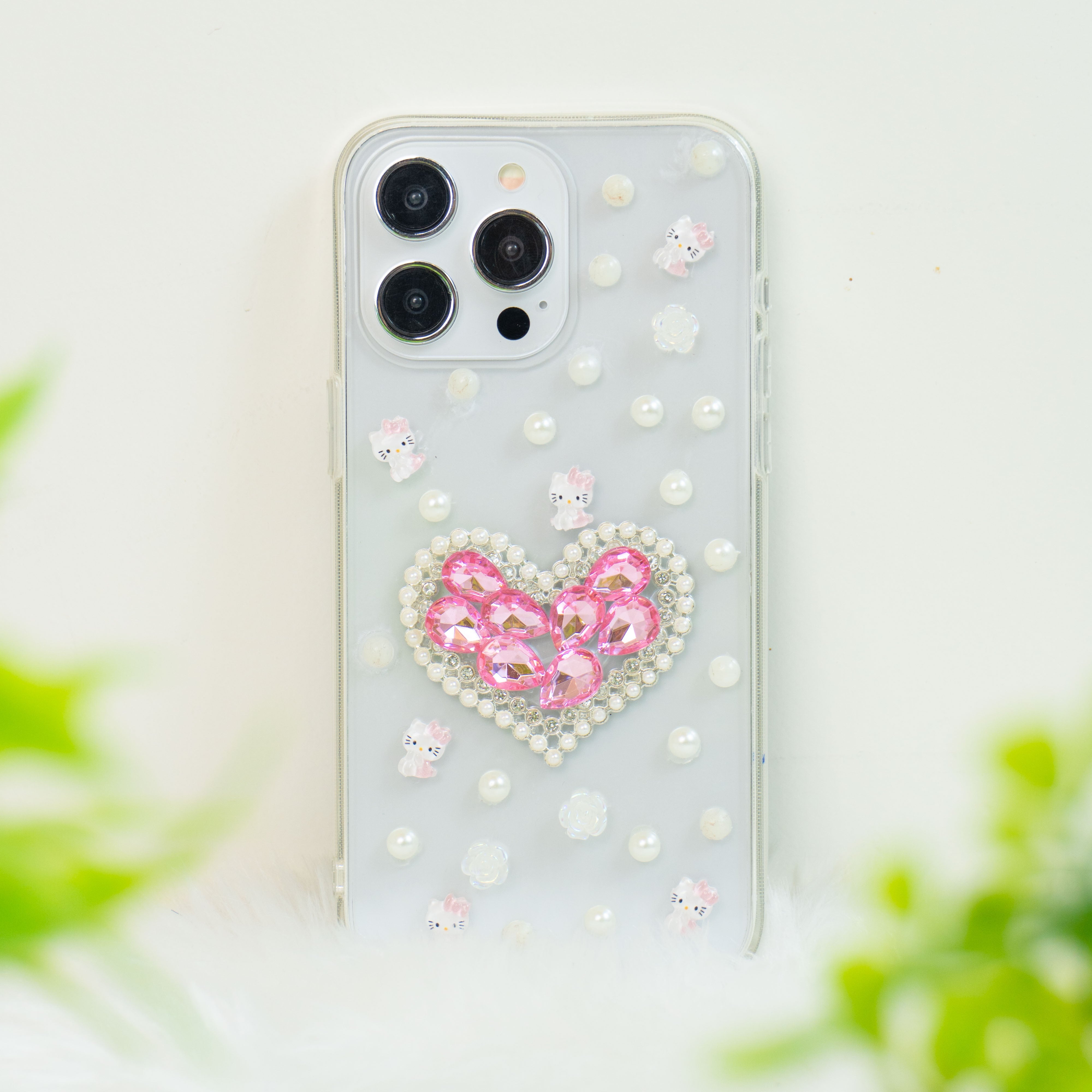 White Peals With Pink Diamond Heart Silicon Phone Cases For iPhone 15 Plus